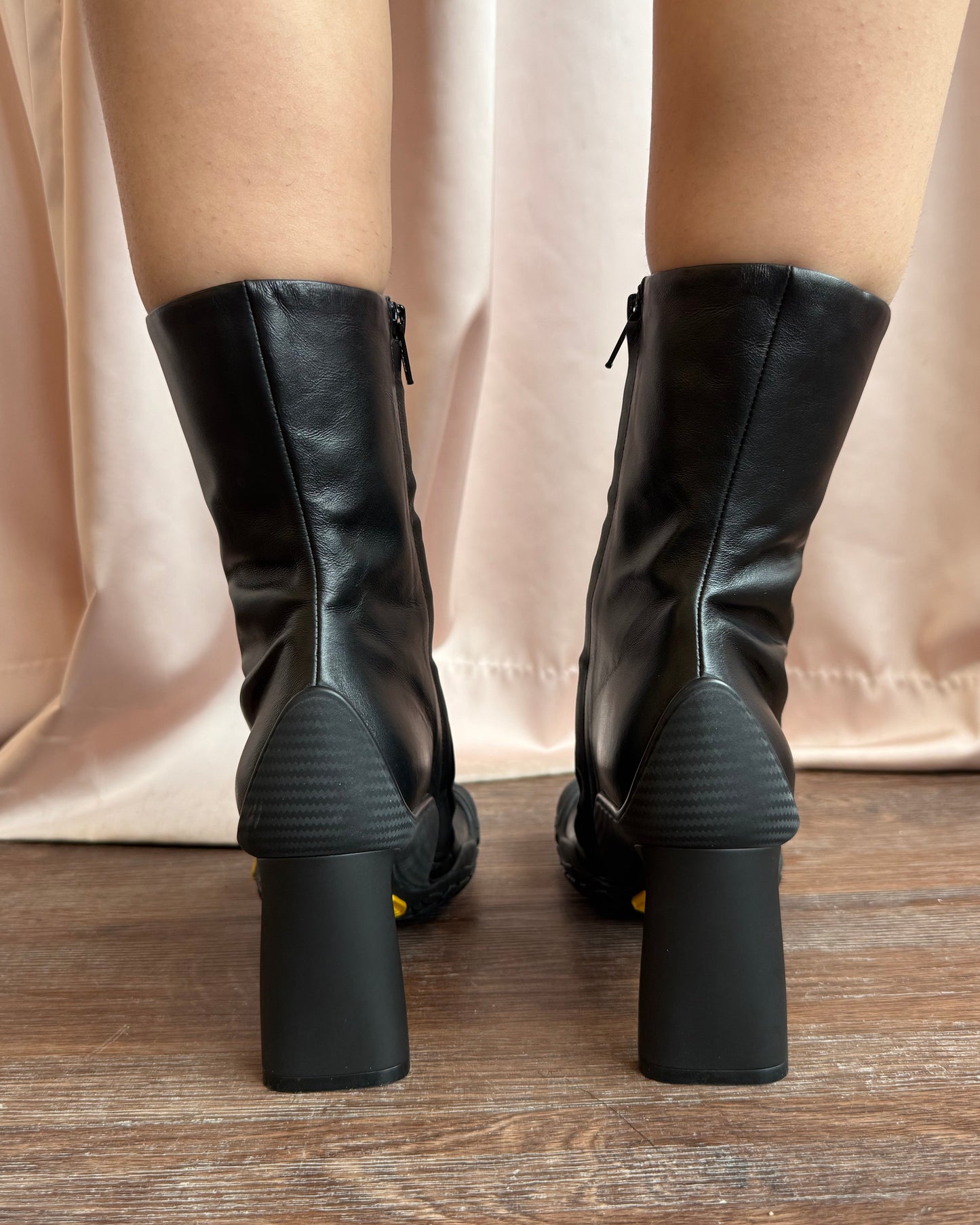 Balenciaga Vibram FiveFingers Soft Black Leather Heeled Toe Boots (37)