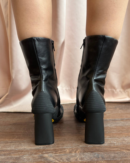 Balenciaga Vibram FiveFingers Soft Black Leather Heeled Toe Boots (37)